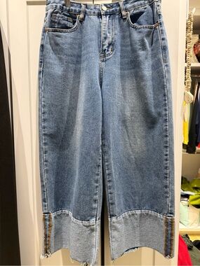 High-Rise Cropped Wide-Leg Jeans in Light Blue with Contrast Hem